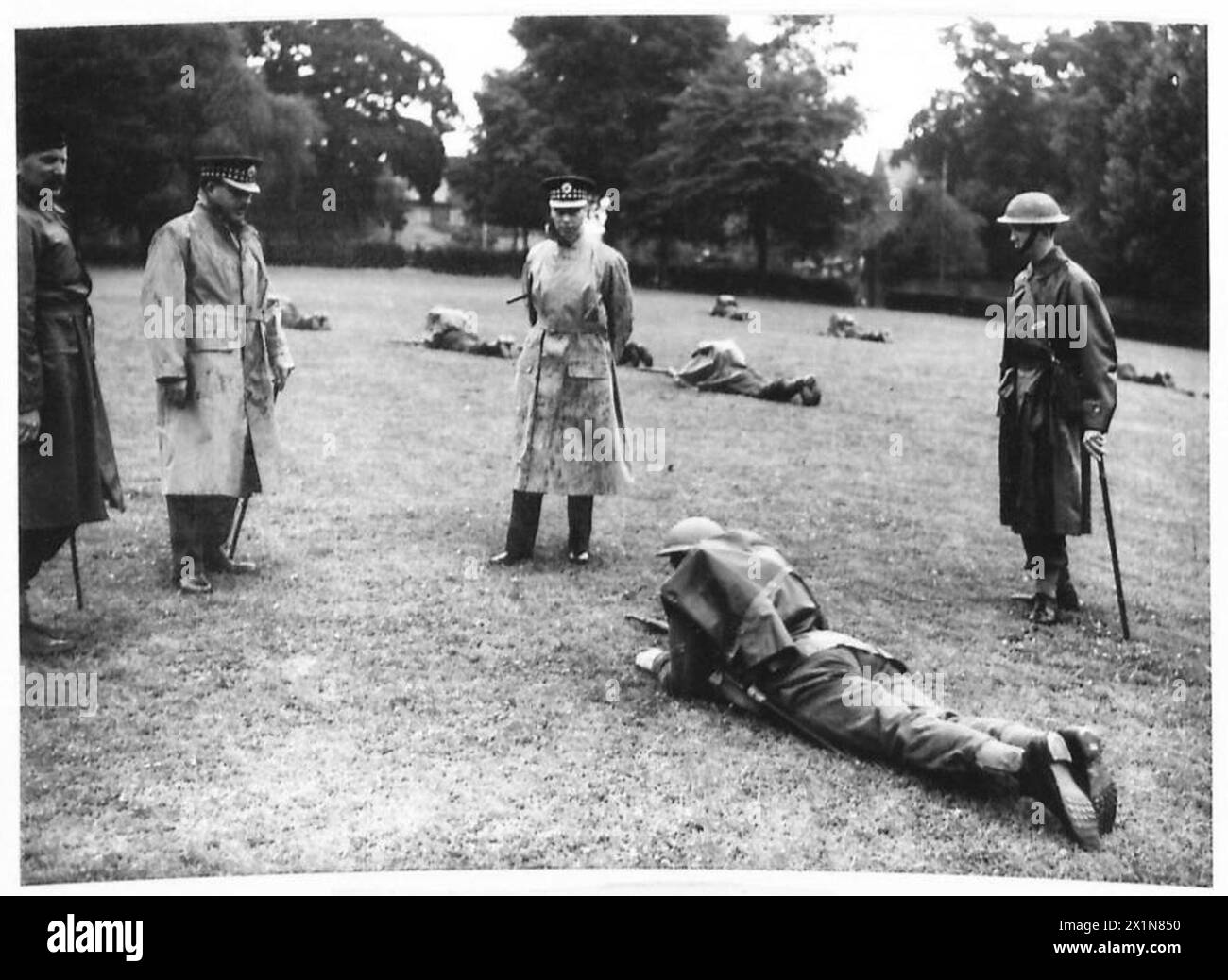 DER KÖNIG INSPIZIERT VORSTÄDTE VON LONDON - seine Majestät beobachtet Männer des 1. Bataillons der Scots Guards, die in einem South London Park in Norwood, British Army, trainiert werden Stockfoto
