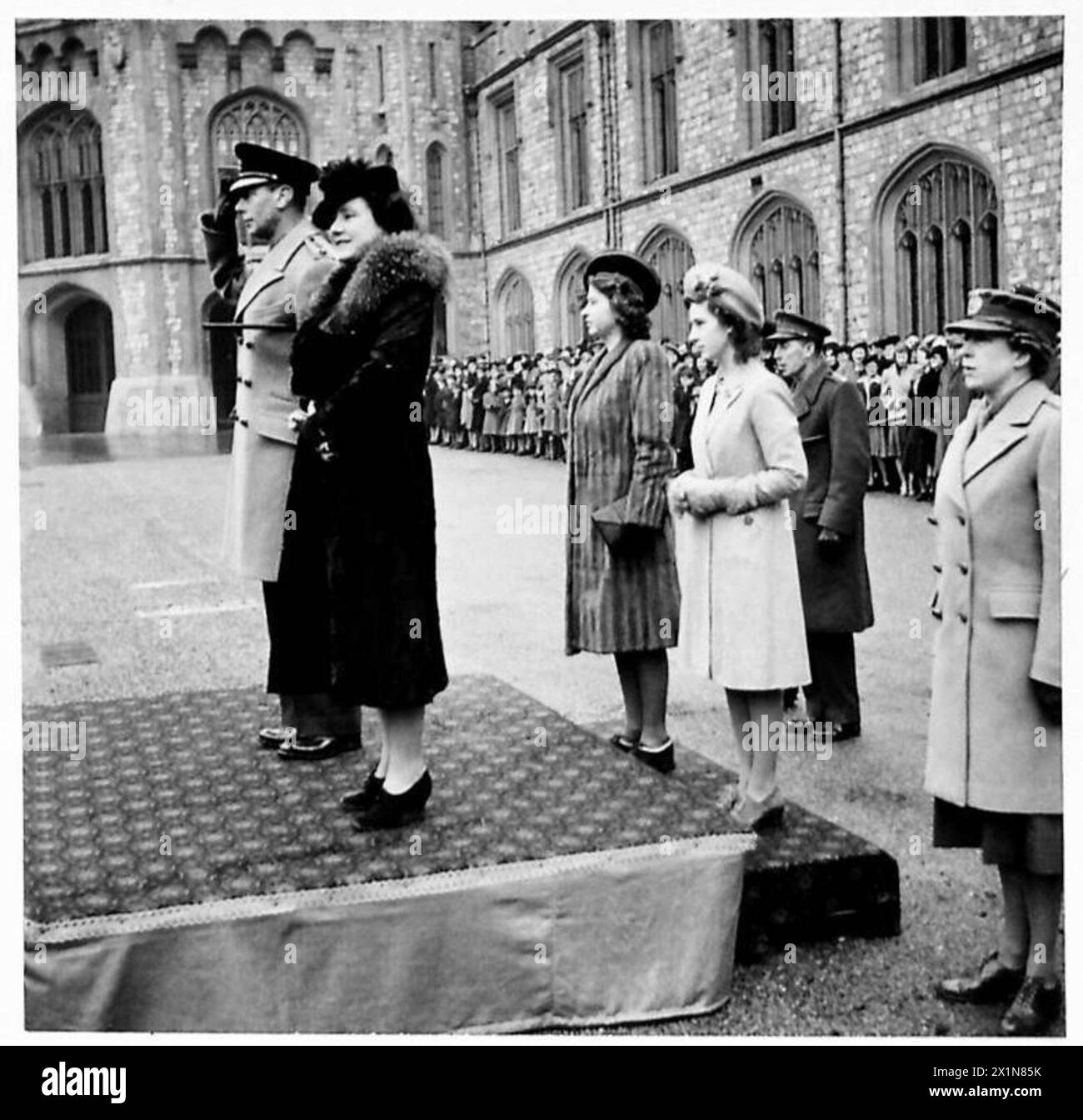IHRE MAJESTIES UND DIE BEIDEN PRINZESSINNEN - die Royal Party on the Dais, British Army Stockfoto