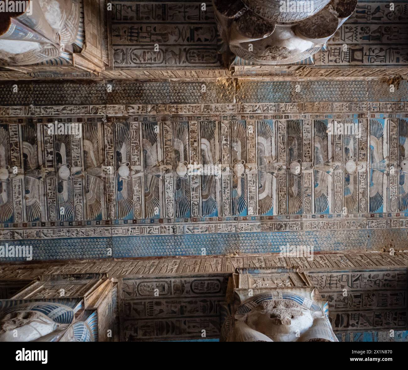 Wunderschön bemalte Decken im Tempel des Hathor im Dendera Tempelkomplex, Ägypten Stockfoto