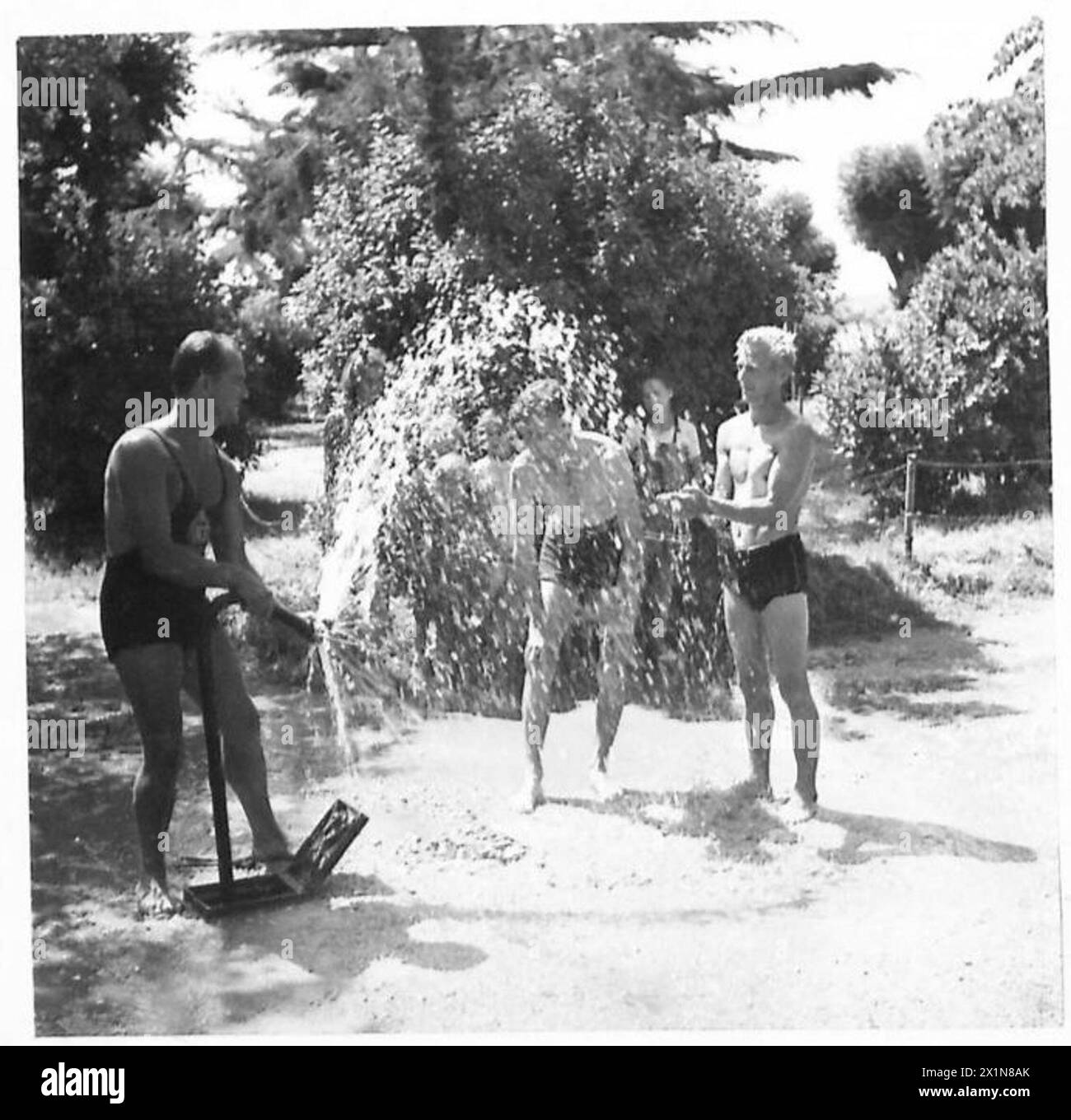 Fotos zeigen neuseeländische Fahrer der britischen Armee, die in einem Park bei Pola ruhen, während sie während einer Straßenkonferenz auf Offiziere warten. Stockfoto