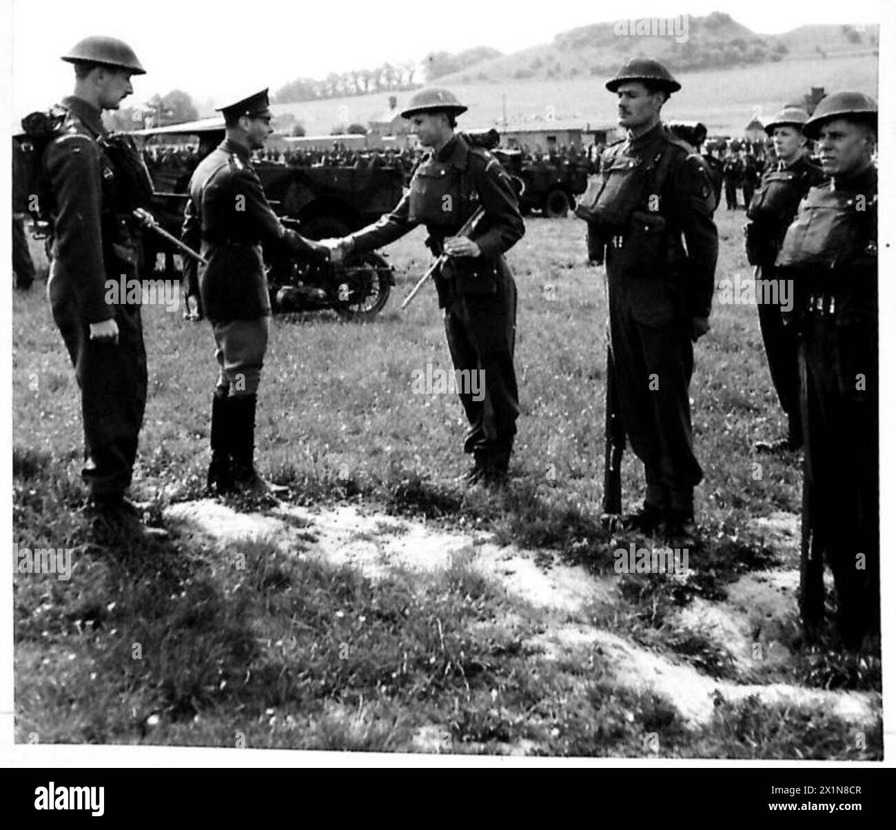 Der König schüttelt einem Offizier die Hand während eines Besuchs der Panzerdivision der Guards, British Army. Stockfoto