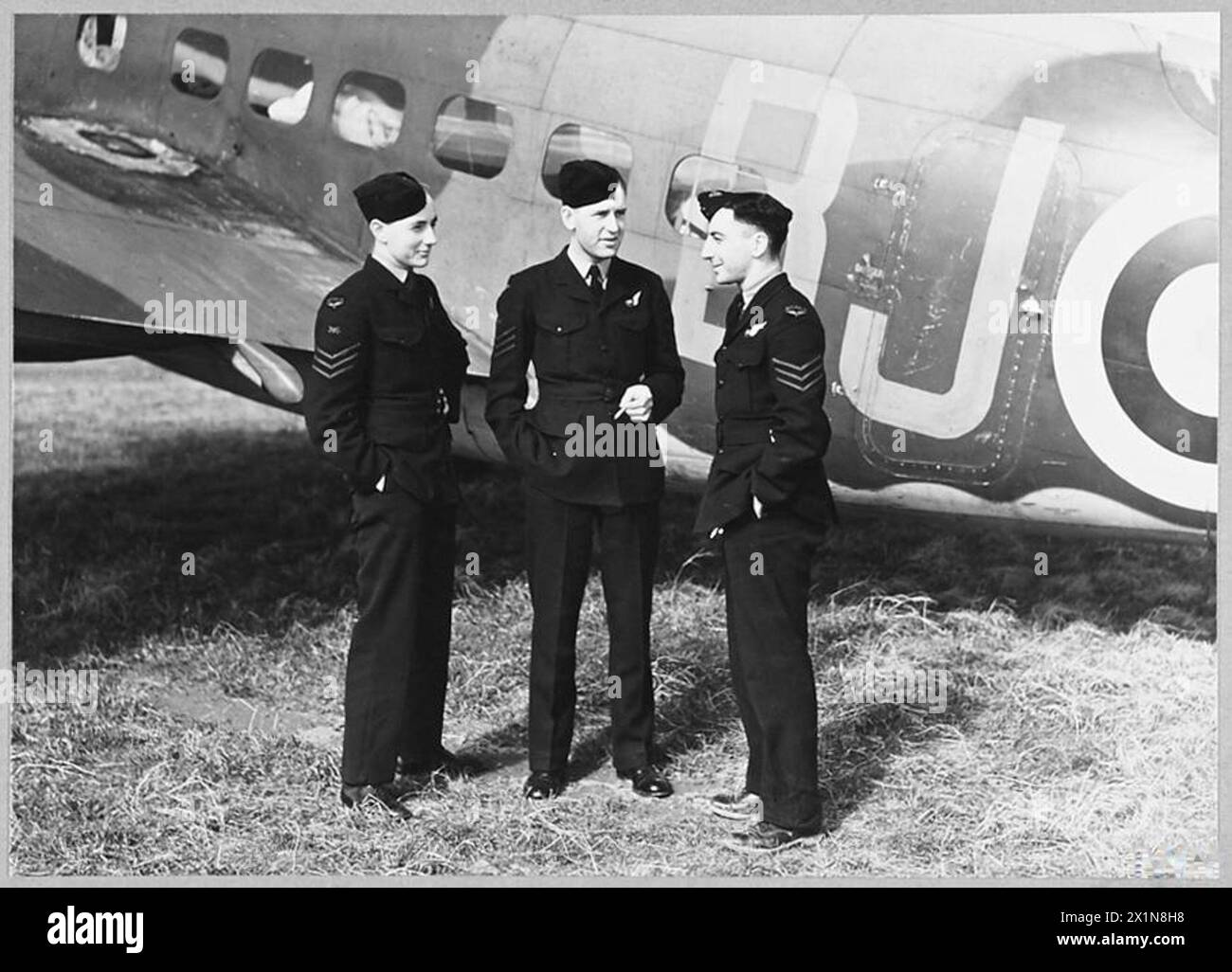 Kanadische Bomber werden von Kanada nach Großbritannien mit australischen Beobachtern in den Fährbesatzungen mit Flugzeugmarkierungen überführt und in Kanada ausgebildet. Stockfoto