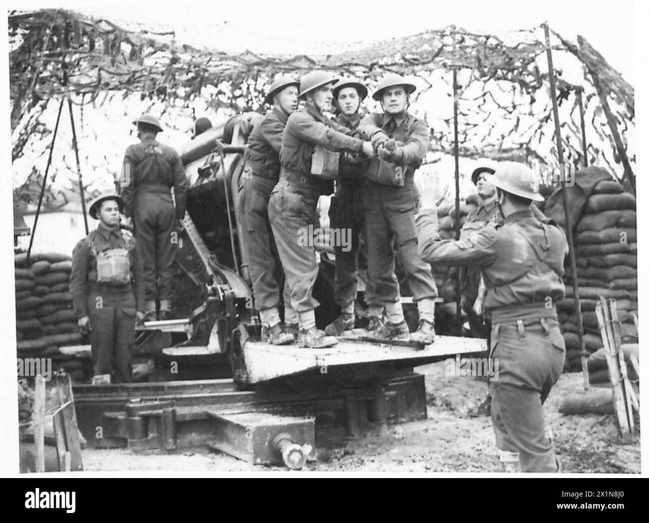 Neufundland-Schützen laden während Artillerieoperationen mit der britischen Armee eine Granate in die Öffnung einer 6-Zoll-Haubitze. Stockfoto