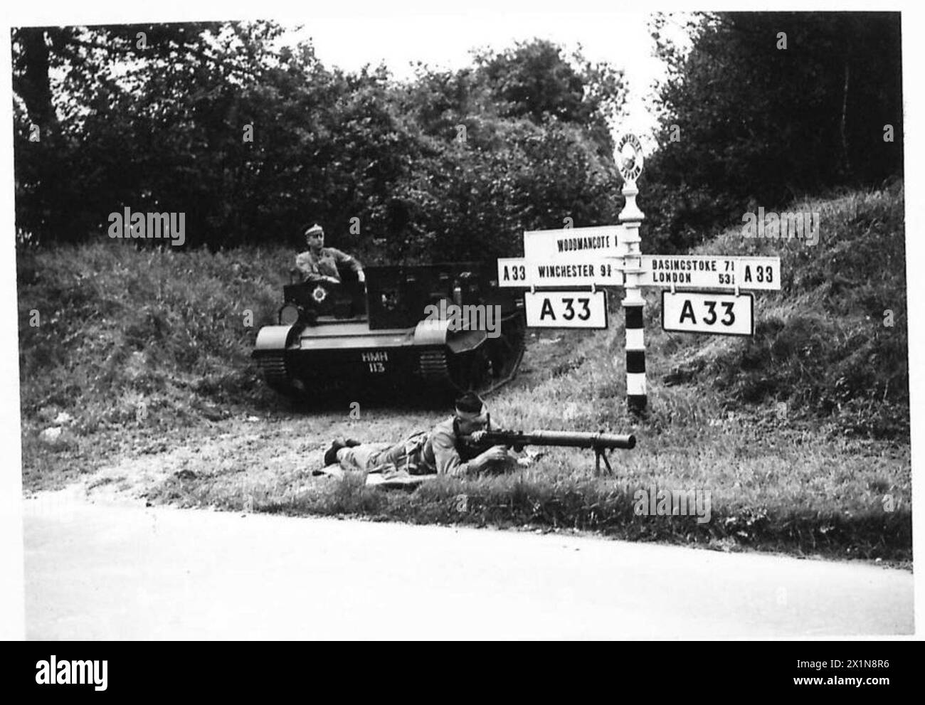 Die Scots Guards führen 1938 militärische Übungen mit einer Lewis-Waffe durch. Stockfoto