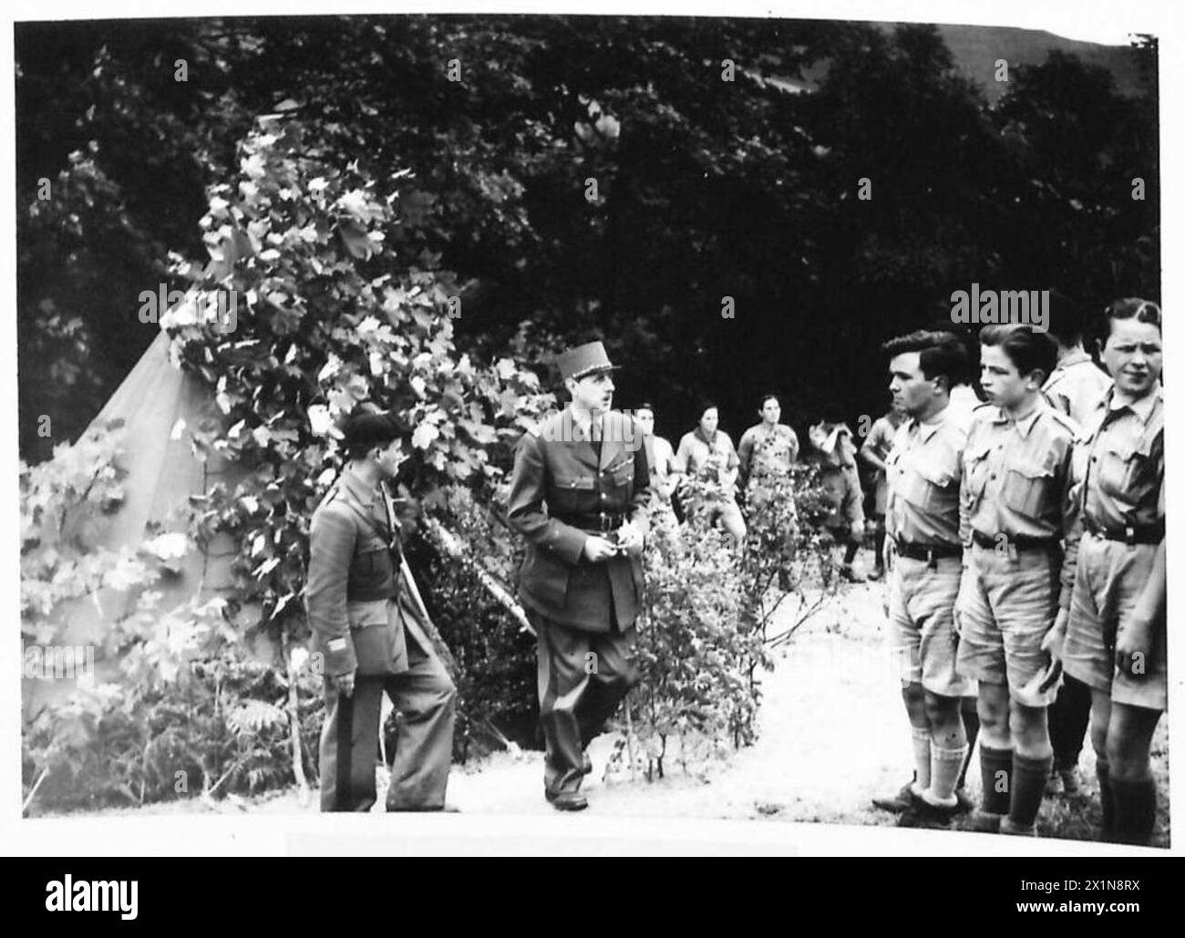 GENERAL DE GAULLE BESUCHT FRANZÖSISCHE JUNGEN - General de Gaulle inspiziert das Lager, britische Armee Stockfoto