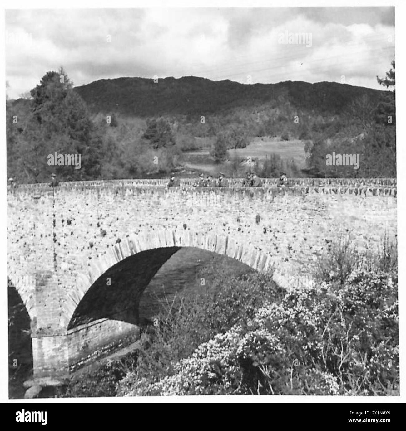 Foto der Black Water Bridge in Contin, Cromarty, die ihre Umgebung unter Beobachtung der britischen Armee zeigt. Stockfoto
