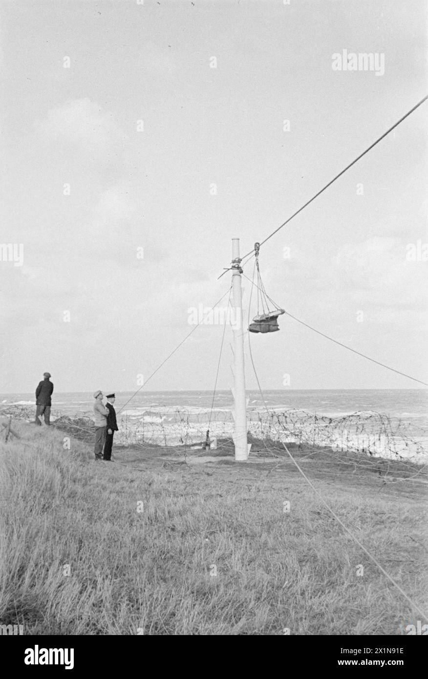 Die Freiwilligen der Küstenwache betreiben Rettungsgeräte, einschließlich Raketen und Reisetoje während einer Übung an einer Ostküstenstation, 1940. Stockfoto