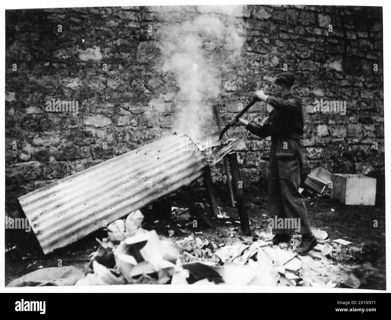 UNTER LEINWAND IN Einem MODERNEN LAGER - die Verbrennungsanlage, die britische Armee Stockfoto