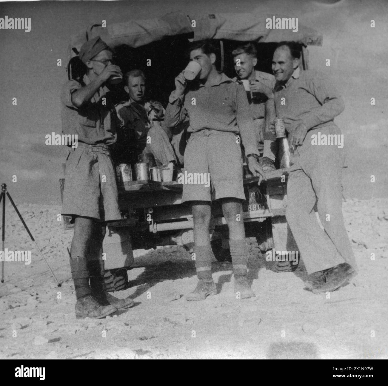 AFPU-Mitarbeiter, darunter Sergeant Eddy Smales, machen im Oktober 1942 eine Pause für Tee aus Transportern in der Western Desert, während des Dienstes bei Army Film and Photography Units im Zweiten Weltkrieg Stockfoto