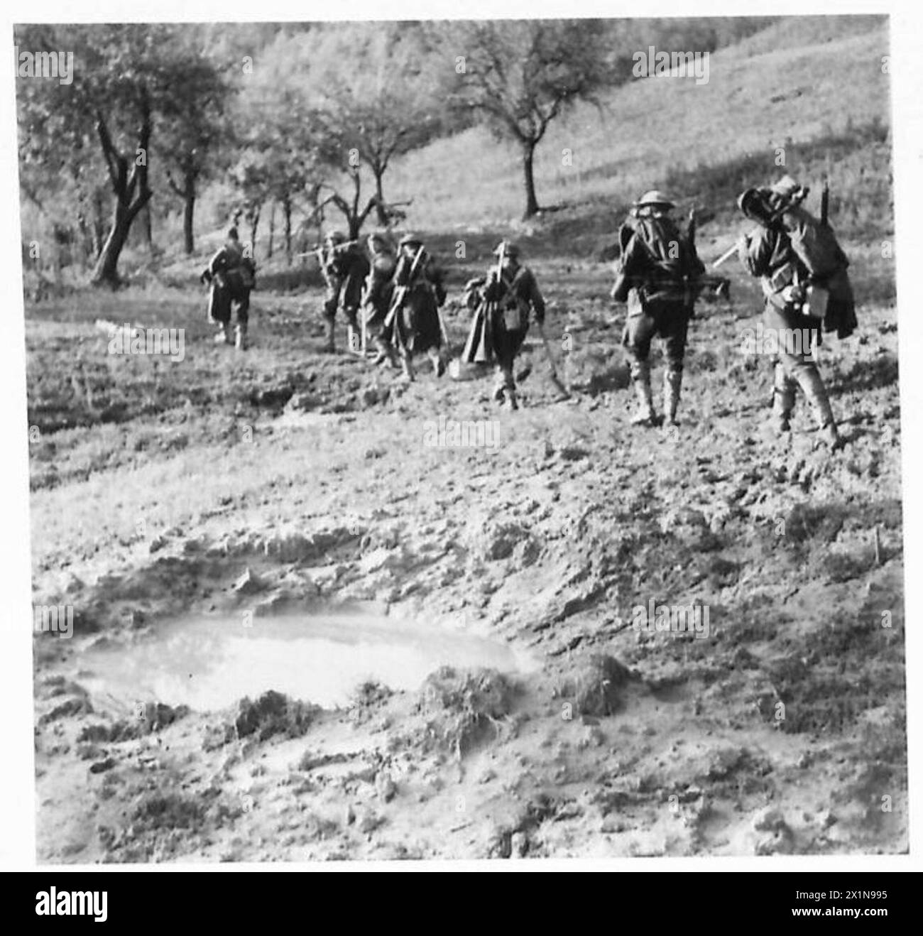 5. ARMEE: VERSCHIEDENE - Nr. 2 Coy., 5 Grenadiergarden, steigen den Hügel hinab für ihre 48-stündige Pause, britische Armee Stockfoto