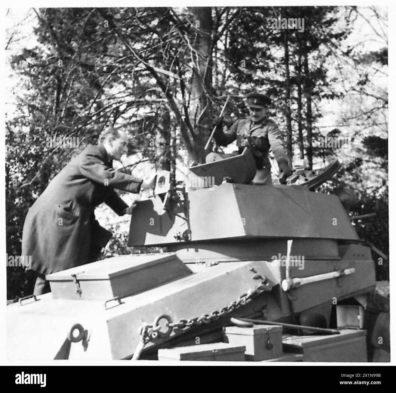 Der Kriegsminister beobachtet eine Panzerdemonstration der britischen Armee und klettert auf einen Guy Tank. Stockfoto