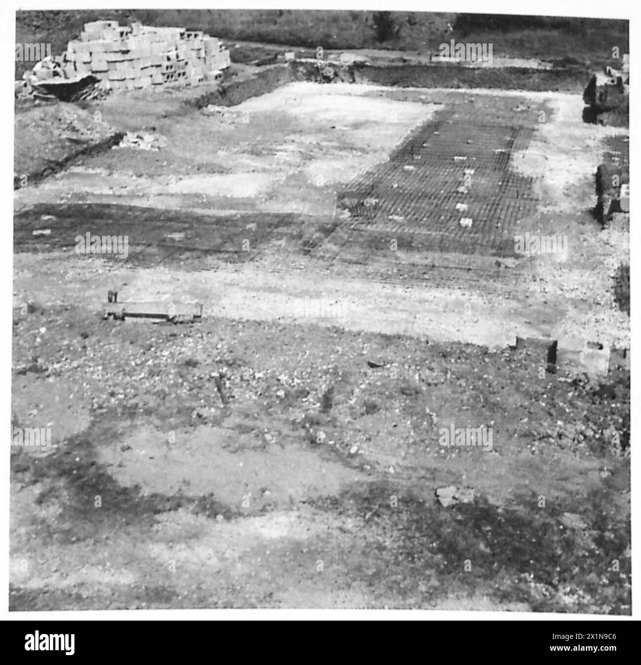 Ein Kommandoposten wird ausgegraben, um 5,25-Zoll-Bauprojekte bei Portsmouth und der Isle of Wight, British Army, zu beginnen. Stockfoto