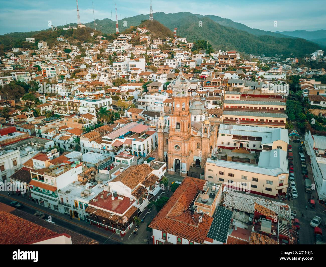 Die Kirche unserer Lieben Frau von Guadalupe in Puerto Vallarta, Jalisco, Mexiko bei Sonnenuntergang, weite Sicht auf die Stadt. Stockfoto