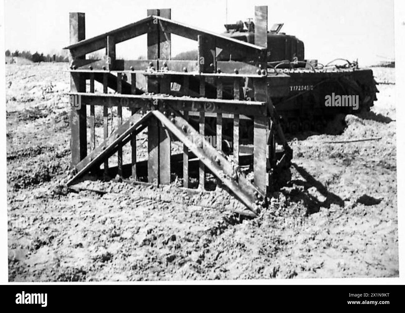 Ein Churchill-AVRE-Panzer schleppt Element C aus dem Meer während einer Übung der britischen Armee. Stockfoto
