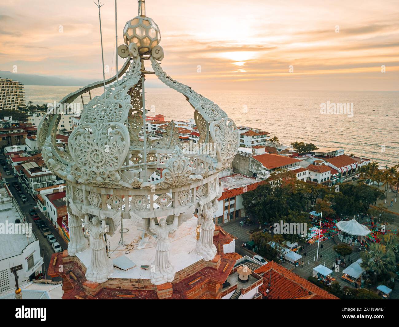 Aus der Nähe sehen Sie die Kirche unserer Lieben Frau von Guadalupe in Puerto Vallarta, Mexiko zur goldenen Stunde Stockfoto