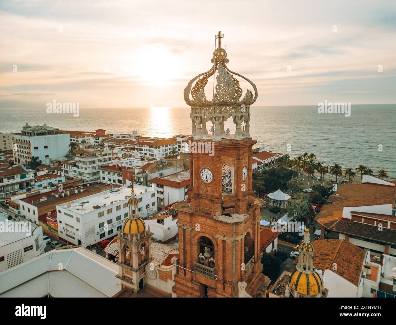 Rückansicht der Kirche unserer Lieben Frau von Guadalupe in Puerto Vallarta, Jalisco, Mexiko bei Sonnenuntergang. Stockfoto