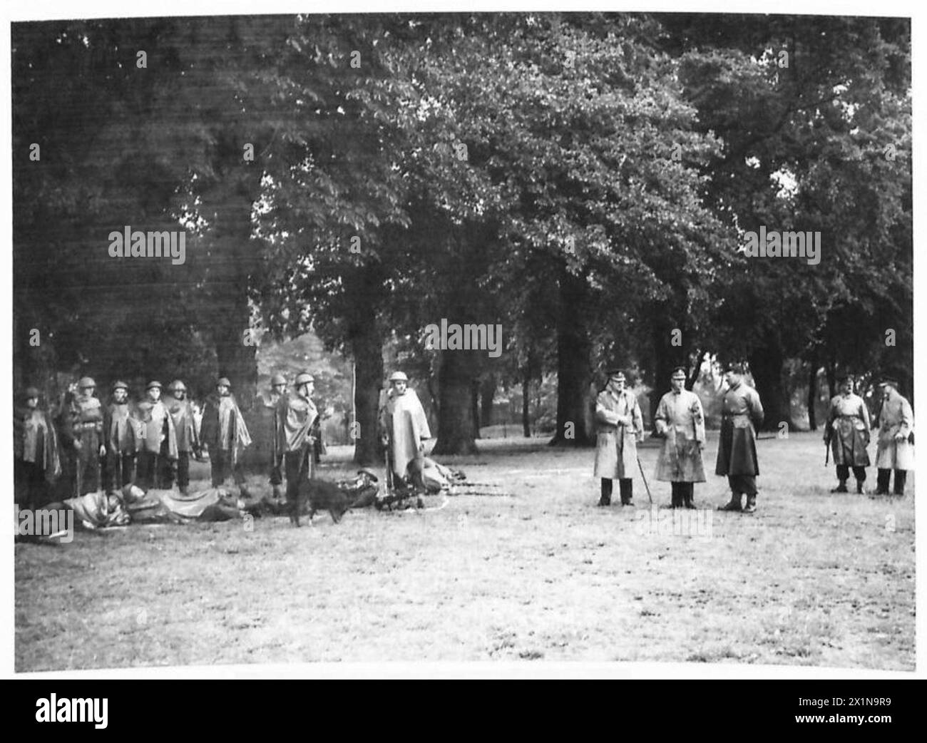 DER KÖNIG INSPIZIERT VORSTÄDTE VON LONDON - seine Majestät beobachtet Männer des 1. Bataillons der Scots Guards, die in einem South London Park in Norwood, British Army, trainiert werden Stockfoto