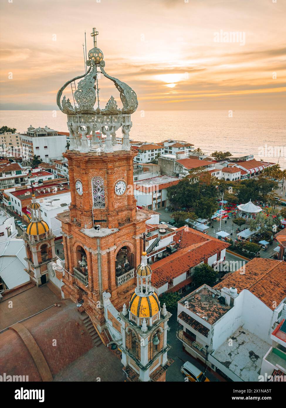 Blick aus einem hohen Winkel auf die Kirche unserer Lieben Frau von Guadalupe in Puerto Vallarta, Mexiko zur goldenen Stunde. Stockfoto
