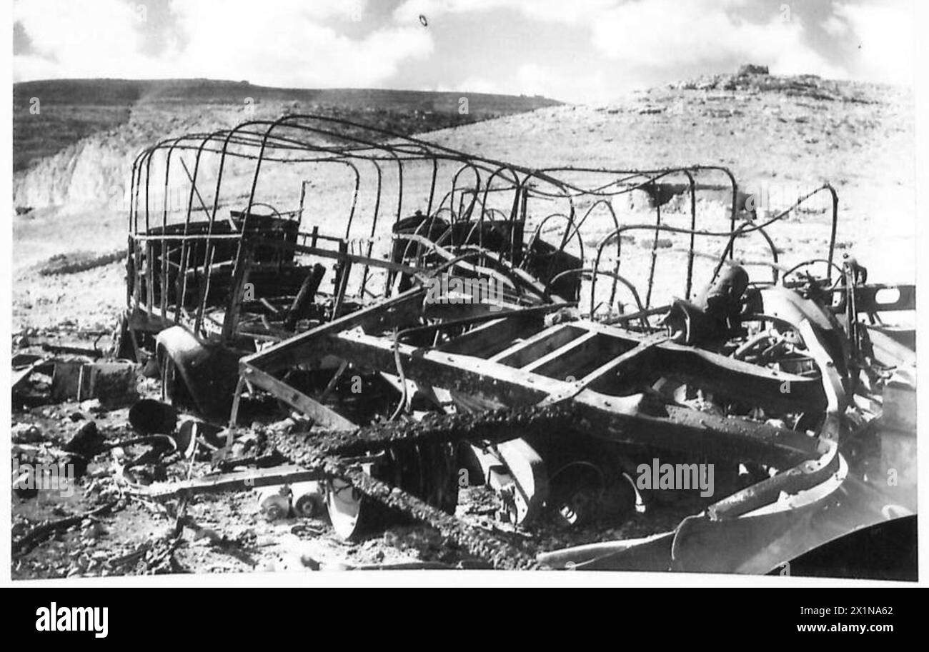 Ein durch Feuer zerstörtes Fahrzeug wird in Derna gesehen, das die Folgen der militärischen Aktivitäten der British Army dokumentiert. Stockfoto
