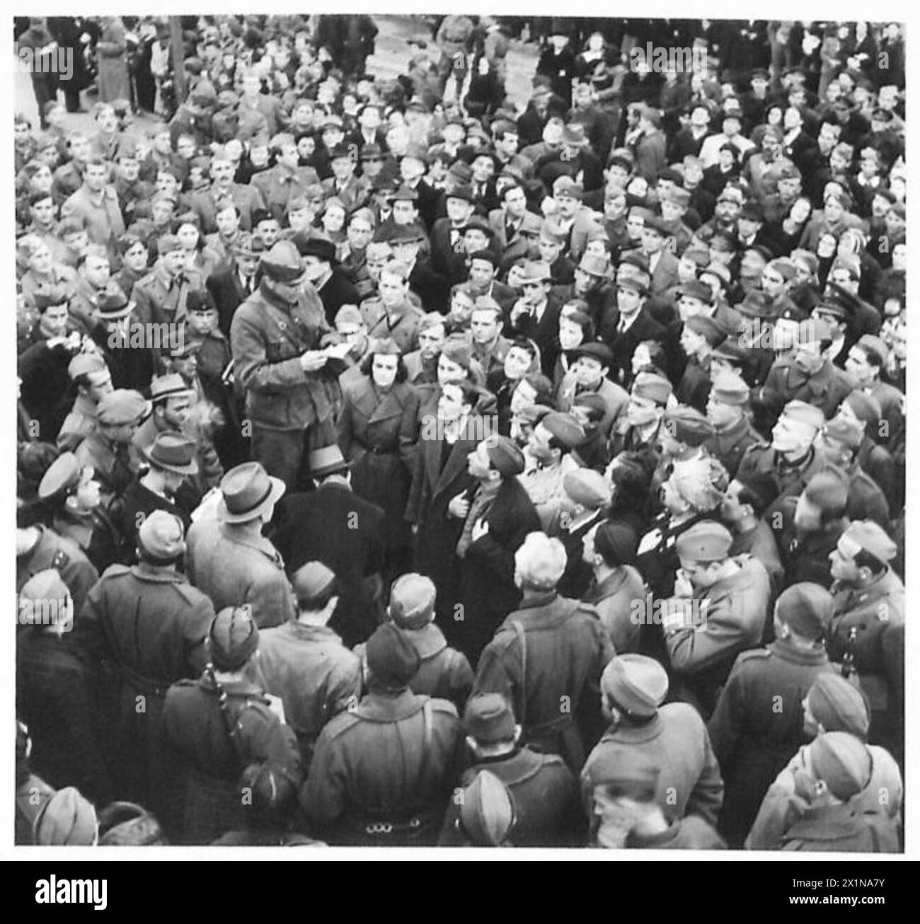 Befreite jugoslawische Gefangene reagieren auf eine Begrüßungsrede bei der Ankunft in Belgrad während der Operationen der britischen Armee. Stockfoto