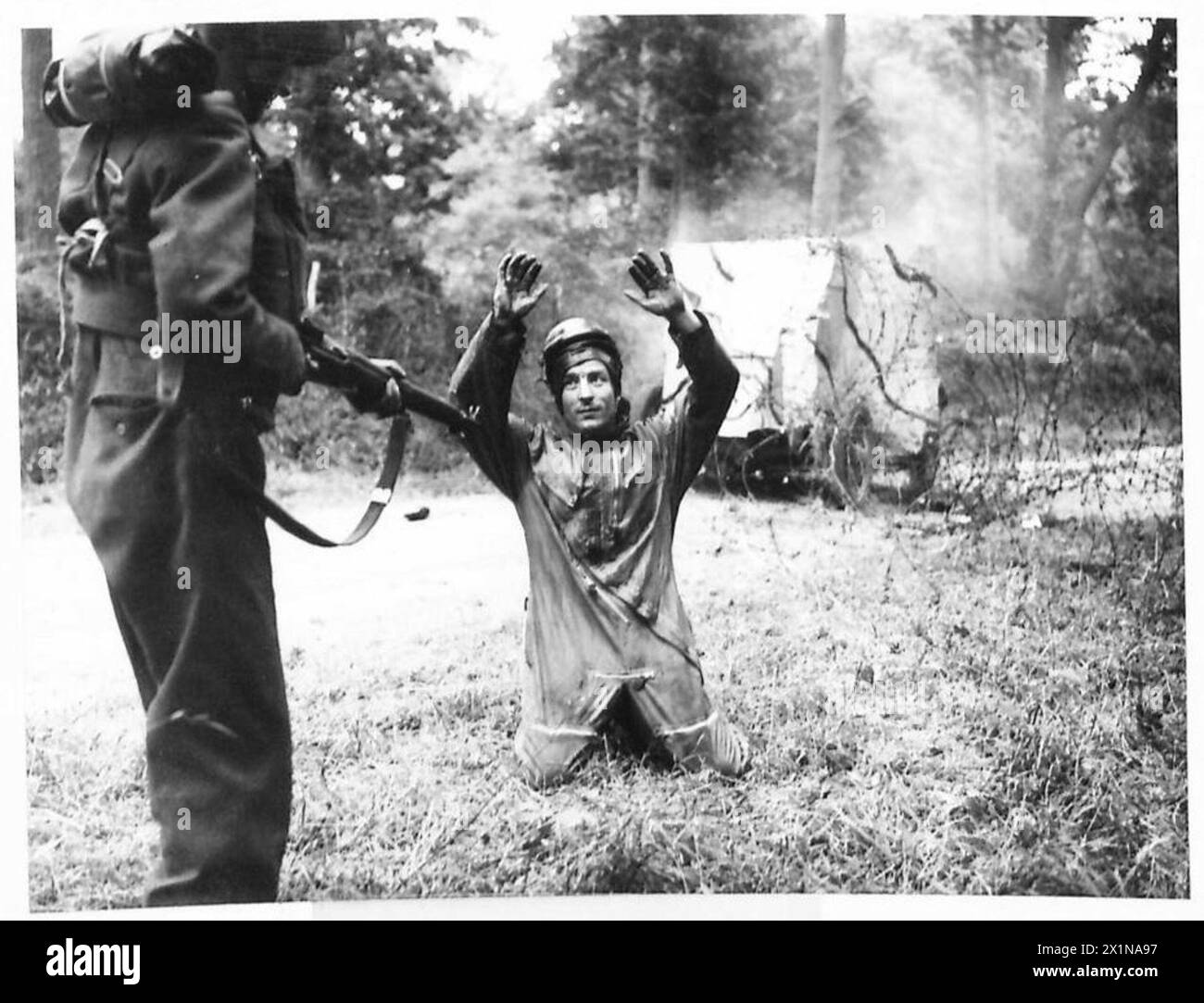 Ein Soldat benutzt einen Molotow-Cocktail gegen ein gepanzertes Fahrzeug, was den Fahrer zwingt, sich unter Aufsicht der britischen Armee zu ergeben. Stockfoto