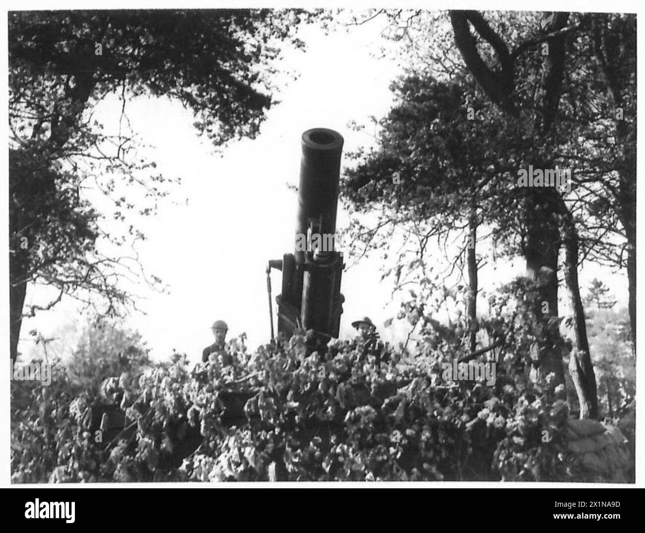 Schwere Artillerie, einschließlich 9,2-Zoll-Geschütze, die auf einem Pier in Hastings positioniert sind und von der britischen Armee zur Küstenverteidigung betrieben werden. Stockfoto