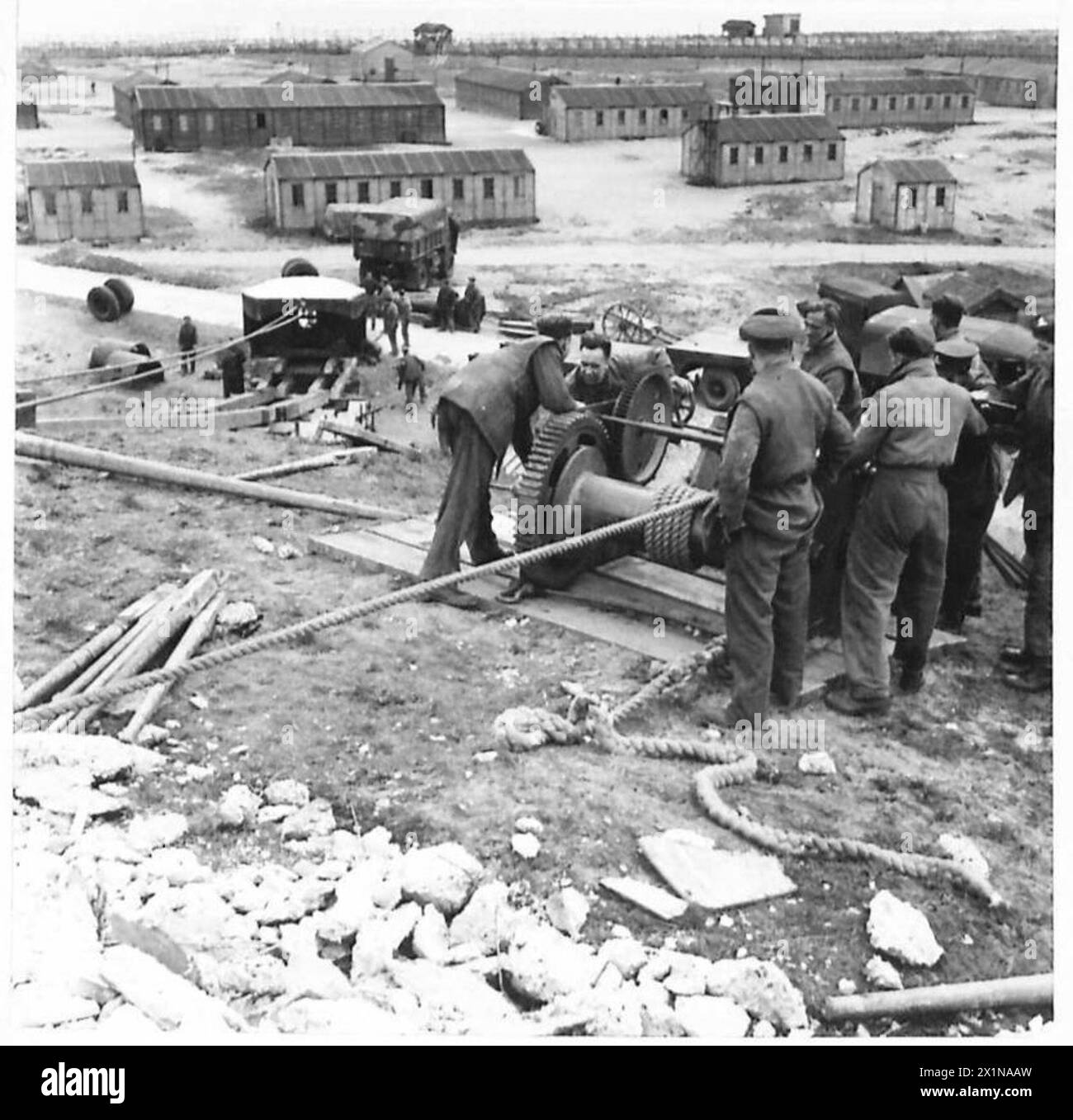 Ein 10-Tonnen-Geschützschild wird auf einer speziell konstruierten Rampe im Rahmen von Geschützbewegungen der British Army abgesenkt. Stockfoto