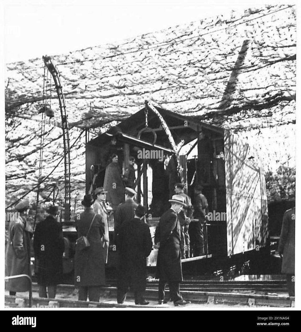 Die kanadische Militärpolizei inspiziert eine Waffe mit dem Spitznamen "Winnie" während einer Demonstration der britischen Armee. Stockfoto