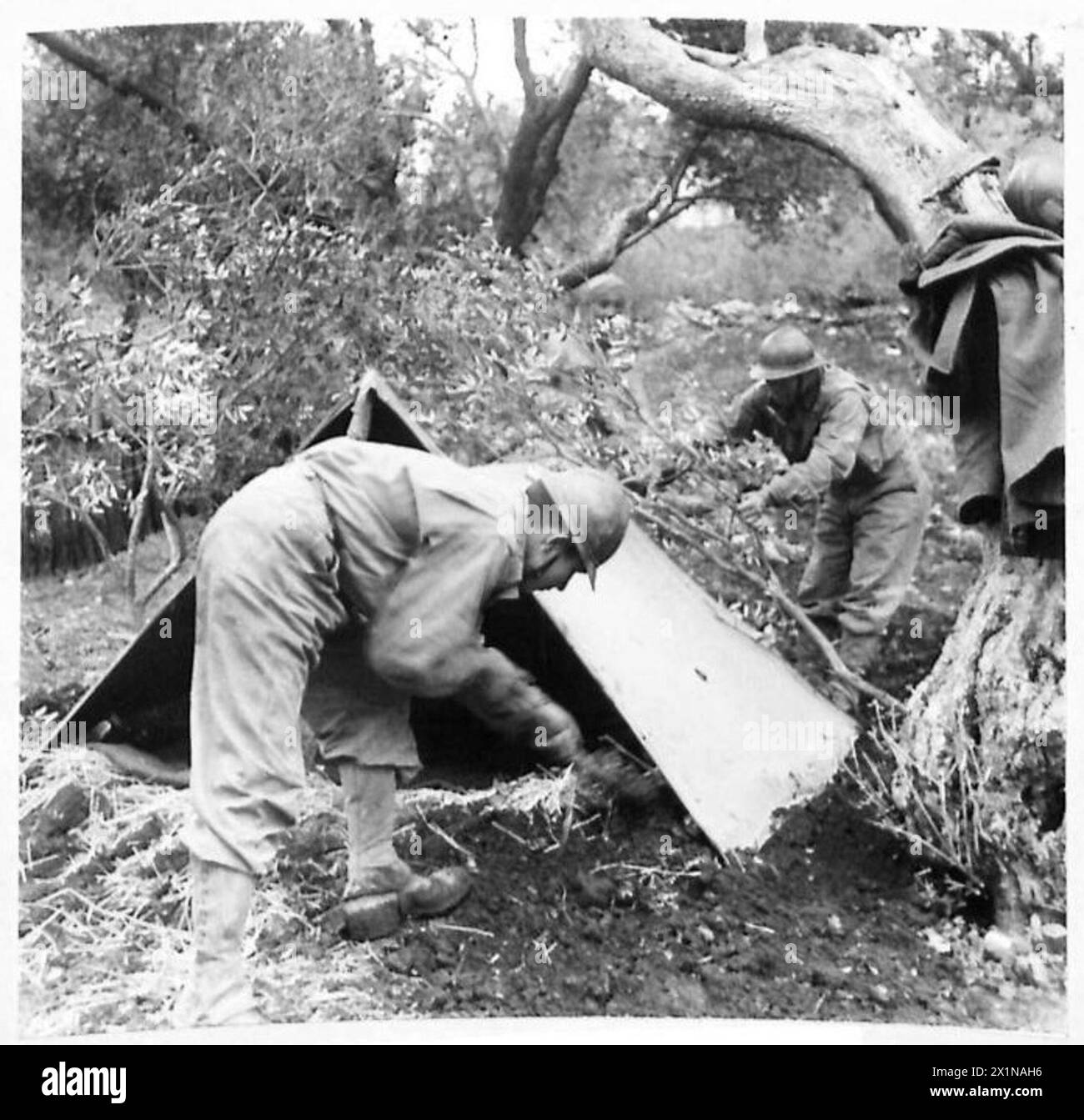 DIE 2. FRANZÖSISCHE MAROKKANISCHE DIVISION UNTER DEM KOMMANDO VON GENERAL DODY ENTLASTET DIE 34. US-DIVISION AN DER ITALIENISCHEN FRONT - die entlastenden Truppen lagern für die Nacht, britische Armee Stockfoto