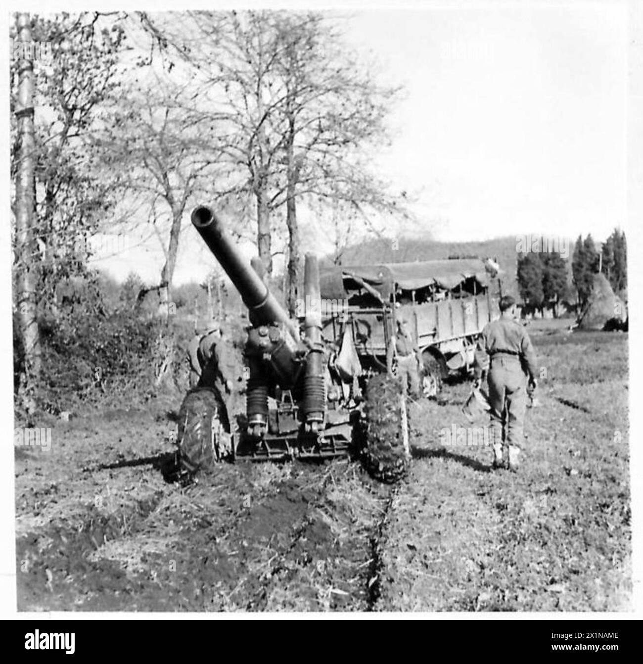 Ein 5,5 Medium Field Gun mit 99 Medium Battery, 74 Medium Regiment, wird von britischen Soldaten auf dem weichen Gelände des Mount Roccamonfina in Italien gezogen und positioniert. Stockfoto