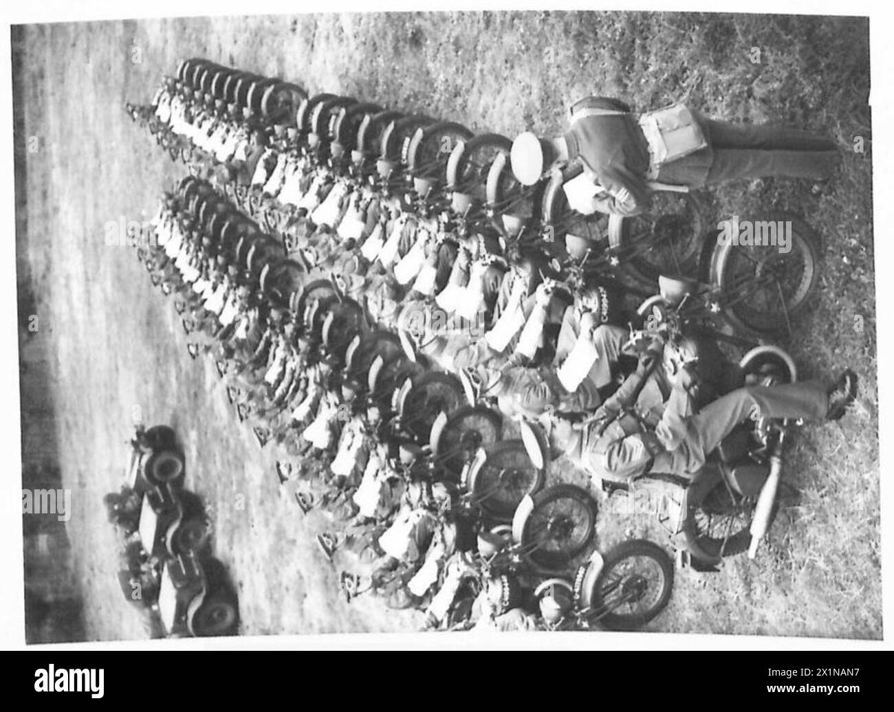 Militärangehörige der Polizei ziehen auf Motorrädern und erhalten Einsatzbefehle für den Tag, British Army. Stockfoto