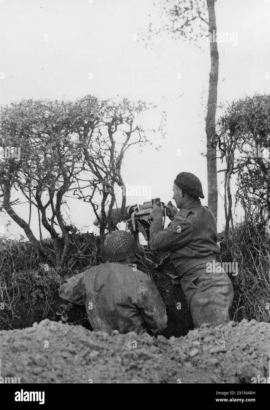 Maschinenschützer der 1. Polnischen Panzerdivision halten in der Nähe feindlicher Positionen 400 Meter von Hooge Zwaluwe Wache und bewachen den Zugang zu den Brücken über den Fluss Hollands Diep, Ende Oktober bis Anfang November 1944, polnische Armee. Stockfoto