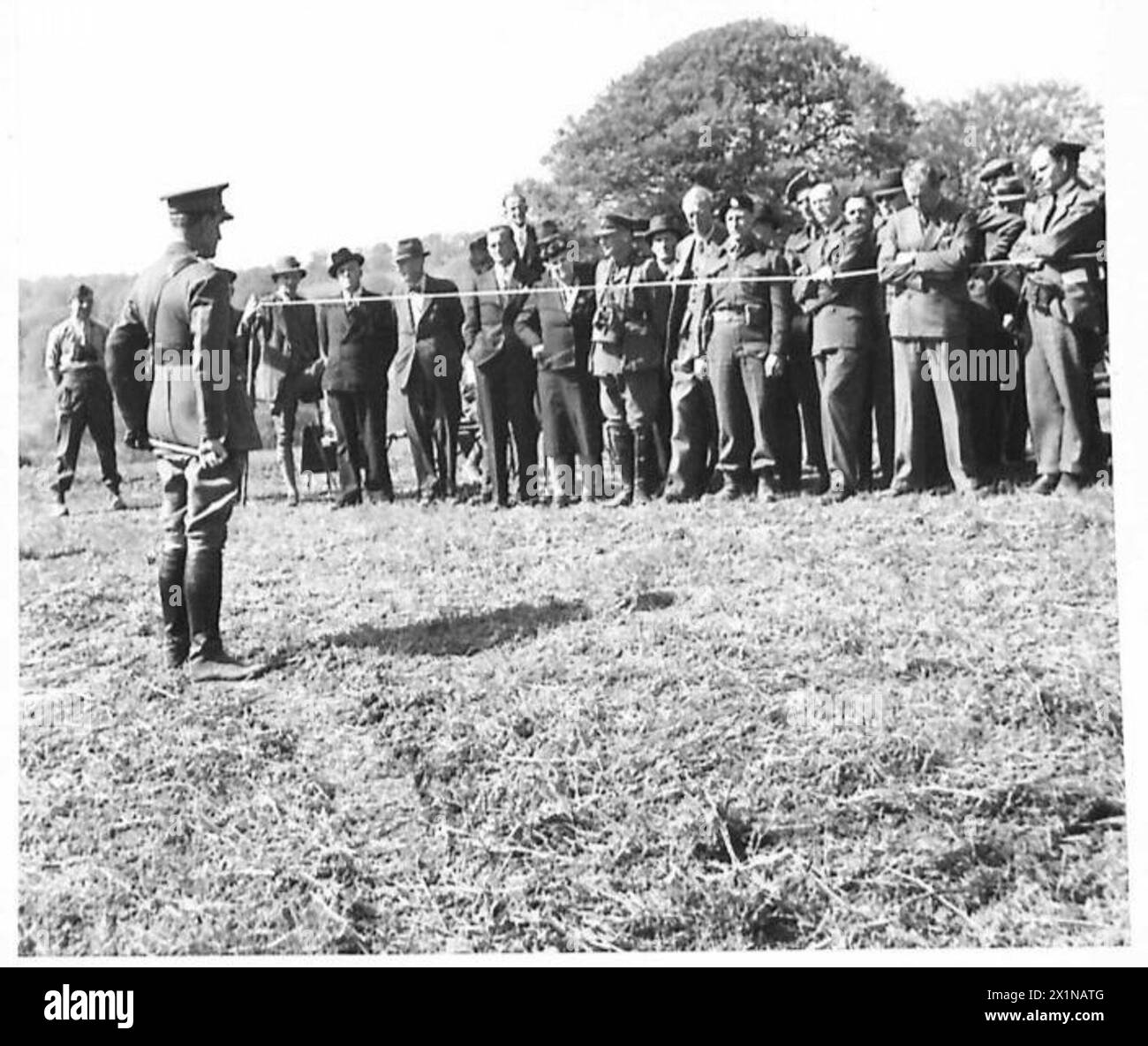 MPS SEHEN das KAMPFTRAINING DER ARMEE an - General Sir Bernard C.T. Paget, C-in-C Home Forces, spricht an MPS, britische Armee Stockfoto