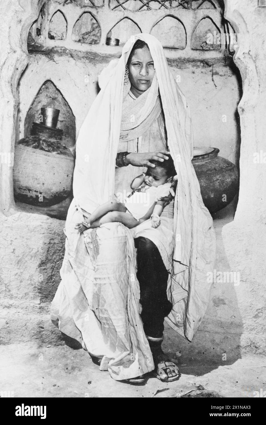 VICTORIA CROSS-GEWINNER: 1939-1945. - Jugri Begum, Witwe von Jemander Abdul Hafiz V.C. vom 9. Jat-Regiment, mit ihrer drei Monate alten Tochter. Abdul Hafiz hat das Baby nie gesehen. Stockfoto
