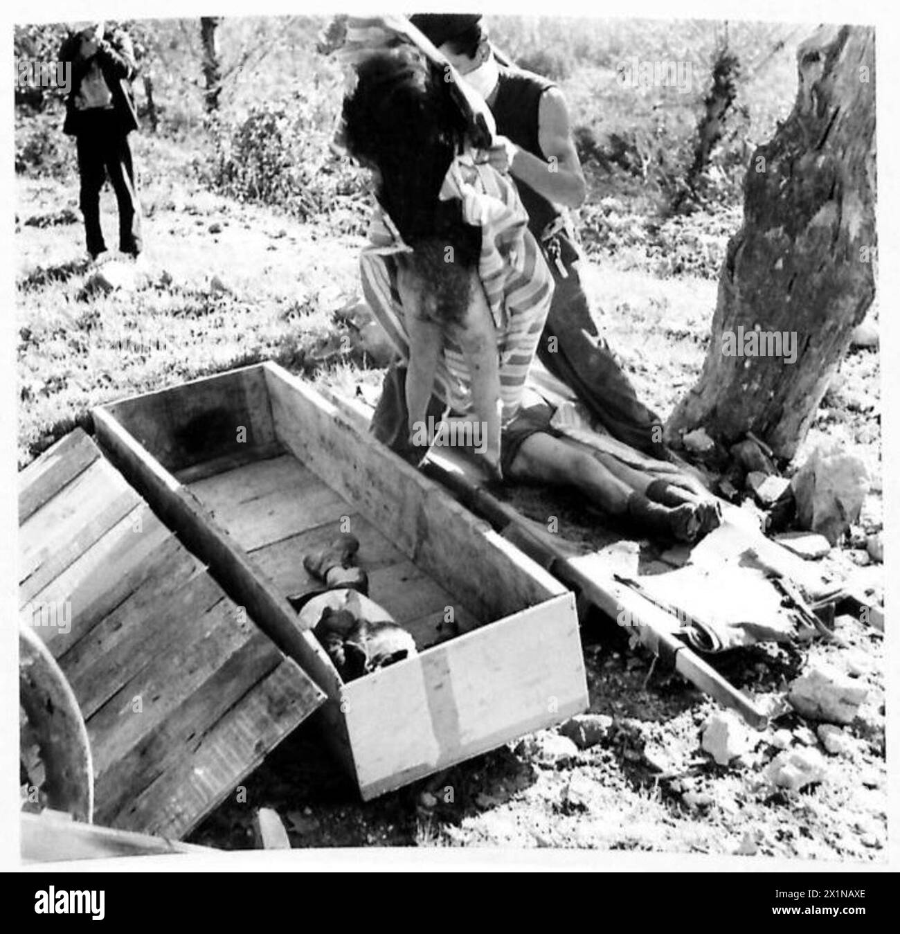 Drei italienische Kinder wurden von einer Mine getötet, die während der Besatzung durch die britische Armee von einem Zivilisten in Teano bestattet werden soll. Stockfoto