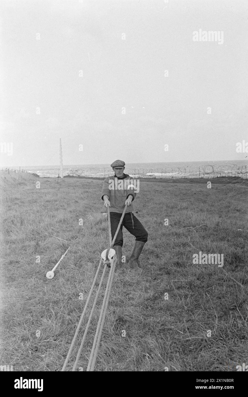 Im Jahr 1940 führte eine Küstenwache an der Ostküste eine Rettungsübung mit Raketen und Reisetoje durch, die von lokalen Freiwilligen wie Bauern, Fischern und Arbeitern betrieben wurden. Stockfoto