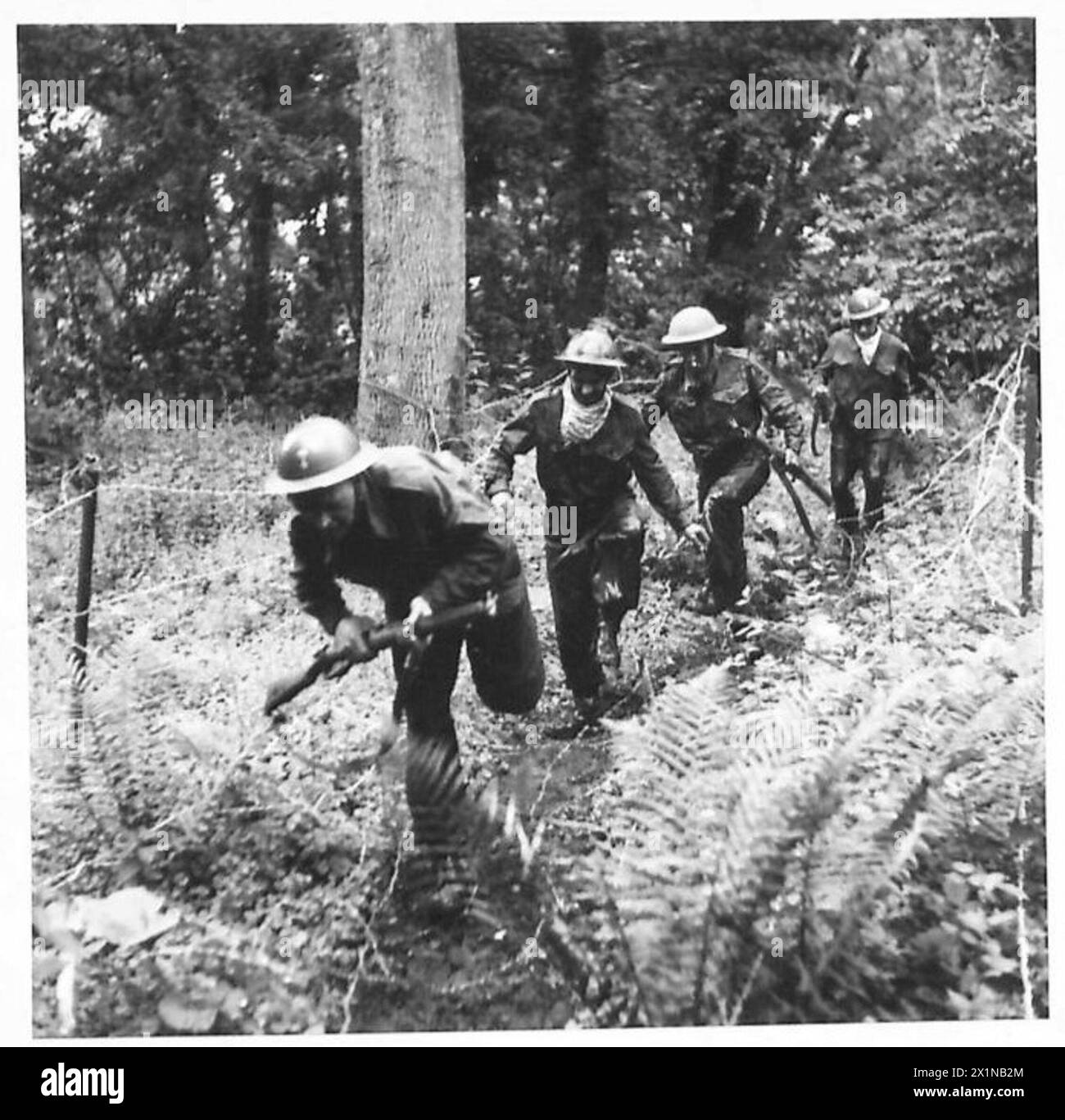 Einen SOLDATEN HÄRTER MACHEN - Kampf um Stacheldrahtfallen und Unterholz, britische Armee Stockfoto