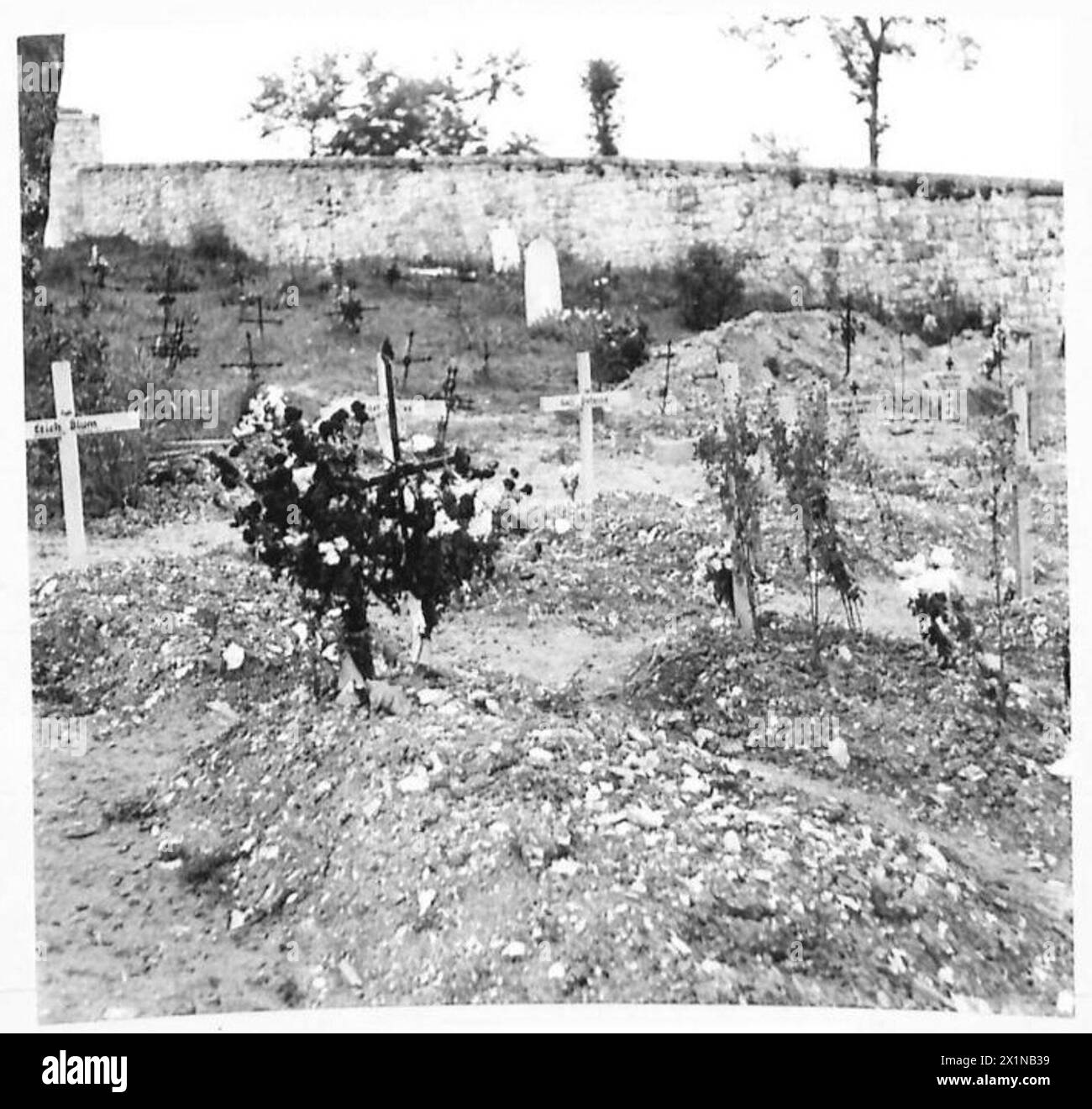 Die Gräber deutscher Soldaten in Vinchiaturo zeigen verstreute Überreste und Blumen von zivilen Gräbern, die von Soldaten auf ihnen platziert wurden, was die Begräbnisbedingungen nach dem Zweiten Weltkrieg in Italien widerspiegelt. Stockfoto