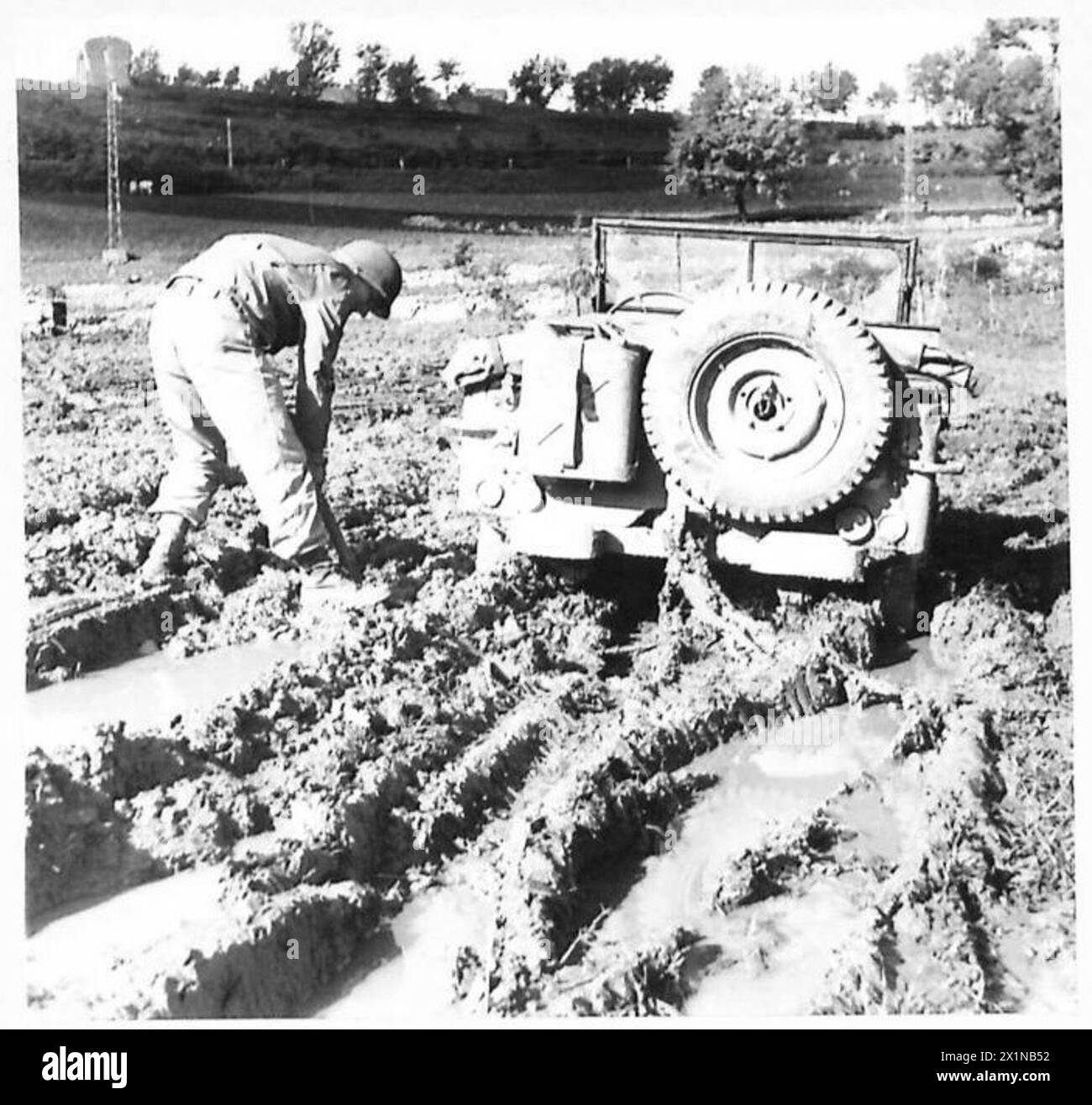 Ein Jeep der Fünften Armee an der Venafro-Front steckt während Operationen mit amerikanischen Truppen, der britischen Armee und Italien im Schlamm fest. Stockfoto