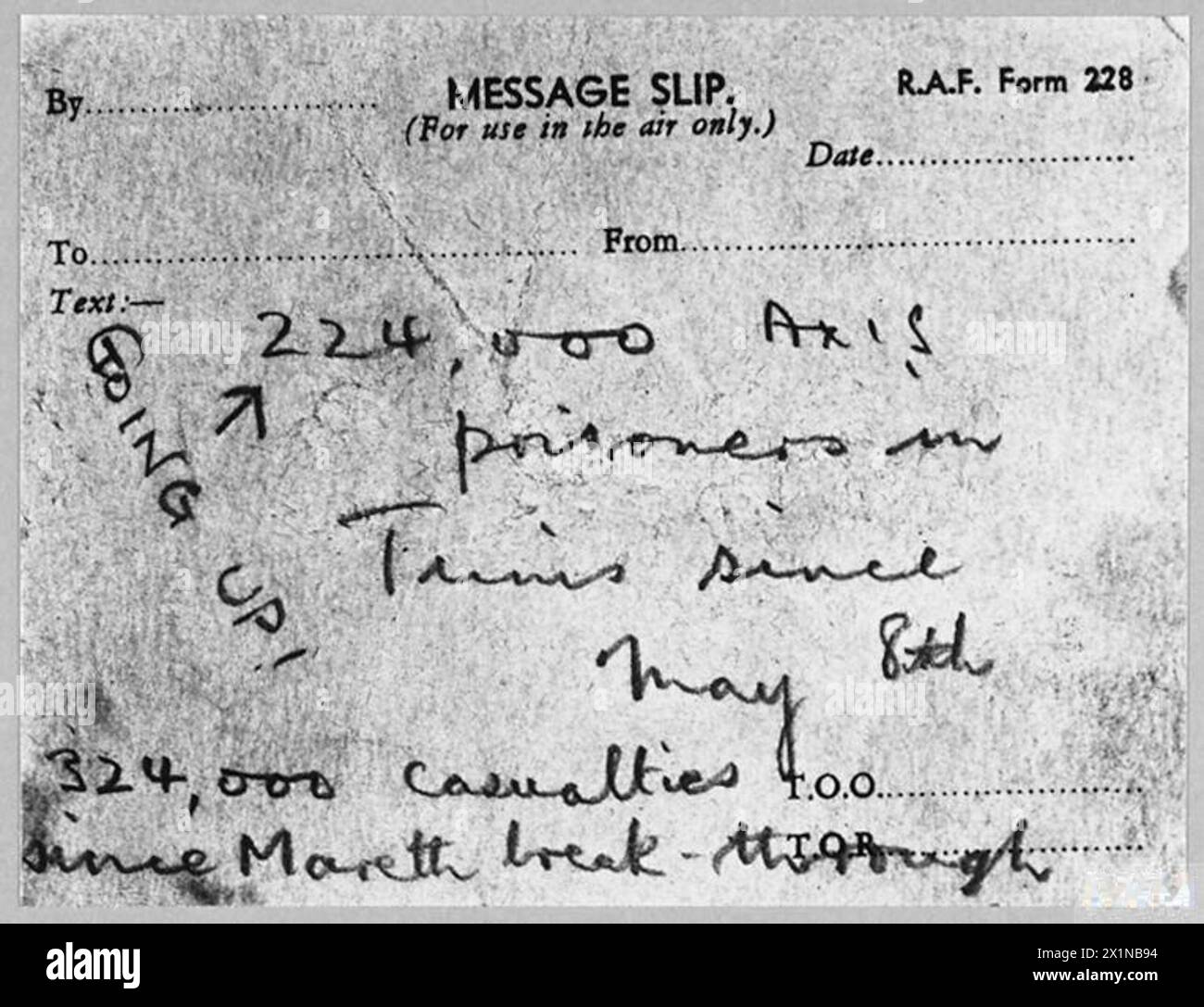Die RAF-Flugzeugbesatzung erhält bei der Überwachung der Schlacht der U-Boote Gen-Rationen, wobei die Einsatzdaten in einer Rede von Churchill vor dem US-Kongress von 1943 angegeben wurden. Stockfoto