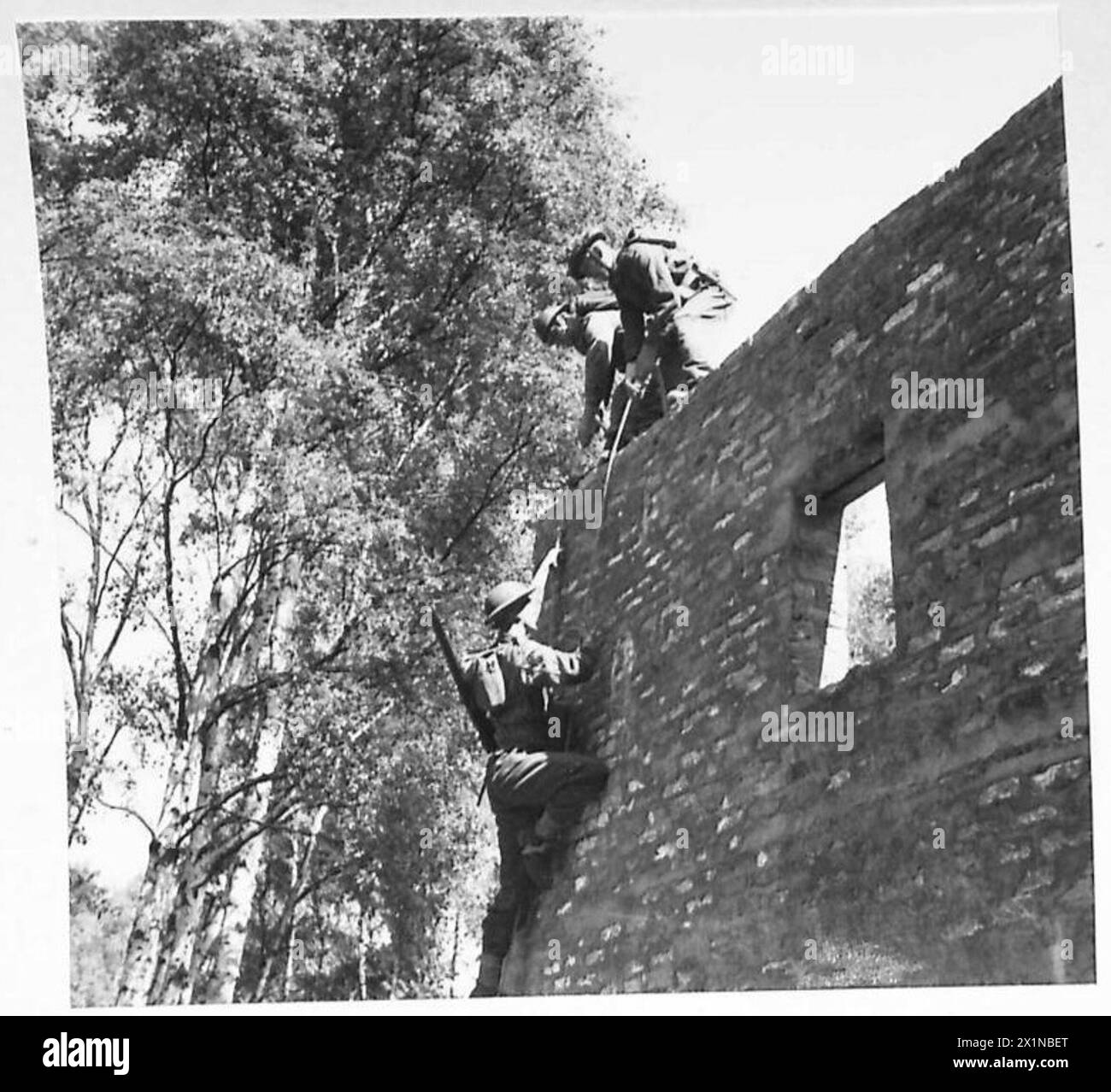 SCHULE FÜR SPORT- UND FREIZEITTRAINING, HENDON UND WIMBLEDON - zwei verschiedene Methoden des Wandkletterns mit Seilen, British Army Stockfoto