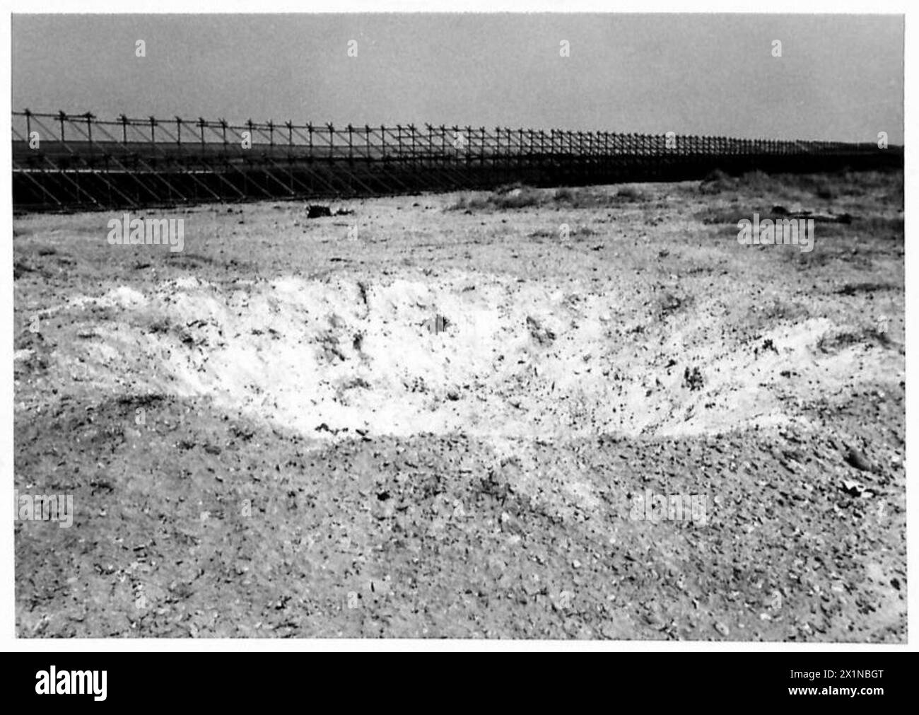 SPEZIELLE AUFGABE FÜR DIE 79. GEPANZERTE DIVISION - Ansichten in voller Breite und Tiefe von Kratern, die von 500 lb. Bomben gemacht wurden. Sicherung Nase – 1 Sek. Hecksicherung - keine Verzögerung, britische Armee Stockfoto