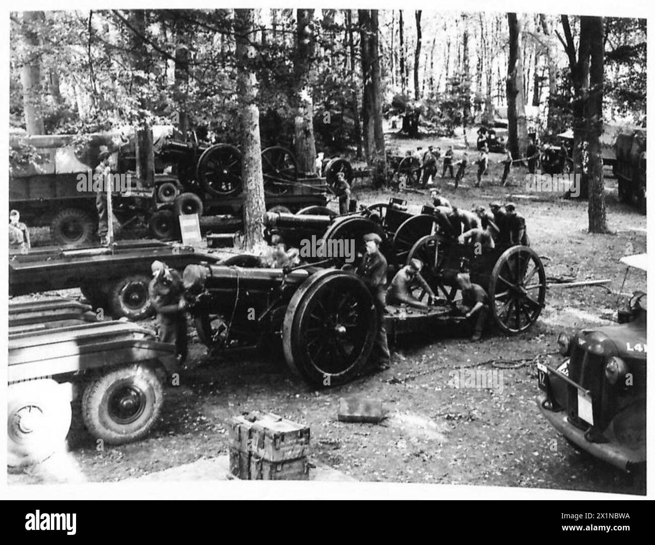 Das Personal der britischen Armee bereitet im Waffenpark Artilleriestücke vor, um sie in neue Einsatzpositionen zu bewegen. Stockfoto