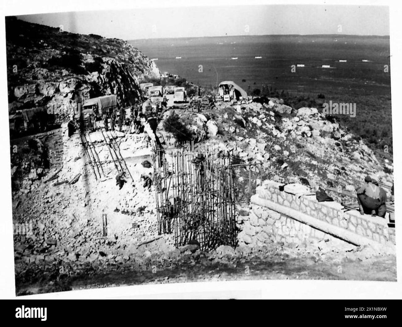 Während des libyschen Feldzugs reparieren britische Truppen eine Brücke, die von zurückziehenden italienischen Truppen in der Nähe von Barce zerstört wurde, um den Transport und die militärische Bewegung fortzusetzen. Stockfoto