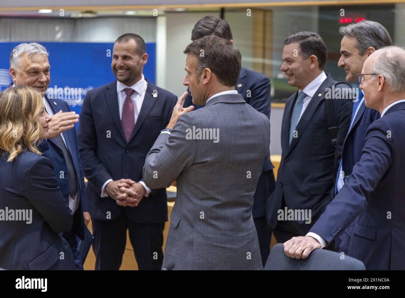 Brüssel, Belgien April 2024. Italien Premierminister Giorgia Meloni, ungarischer Premierminister Viktor Orban und französischer Präsident Emmanuel Macron, dargestellt am ersten Tag des Gipfeltreffens des Europäischen rates am Mittwoch, den 17. April 2024, in Brüssel. BELGA FOTO NICOLAS MAETERLINCK Credit: Belga News Agency/Alamy Live News Stockfoto