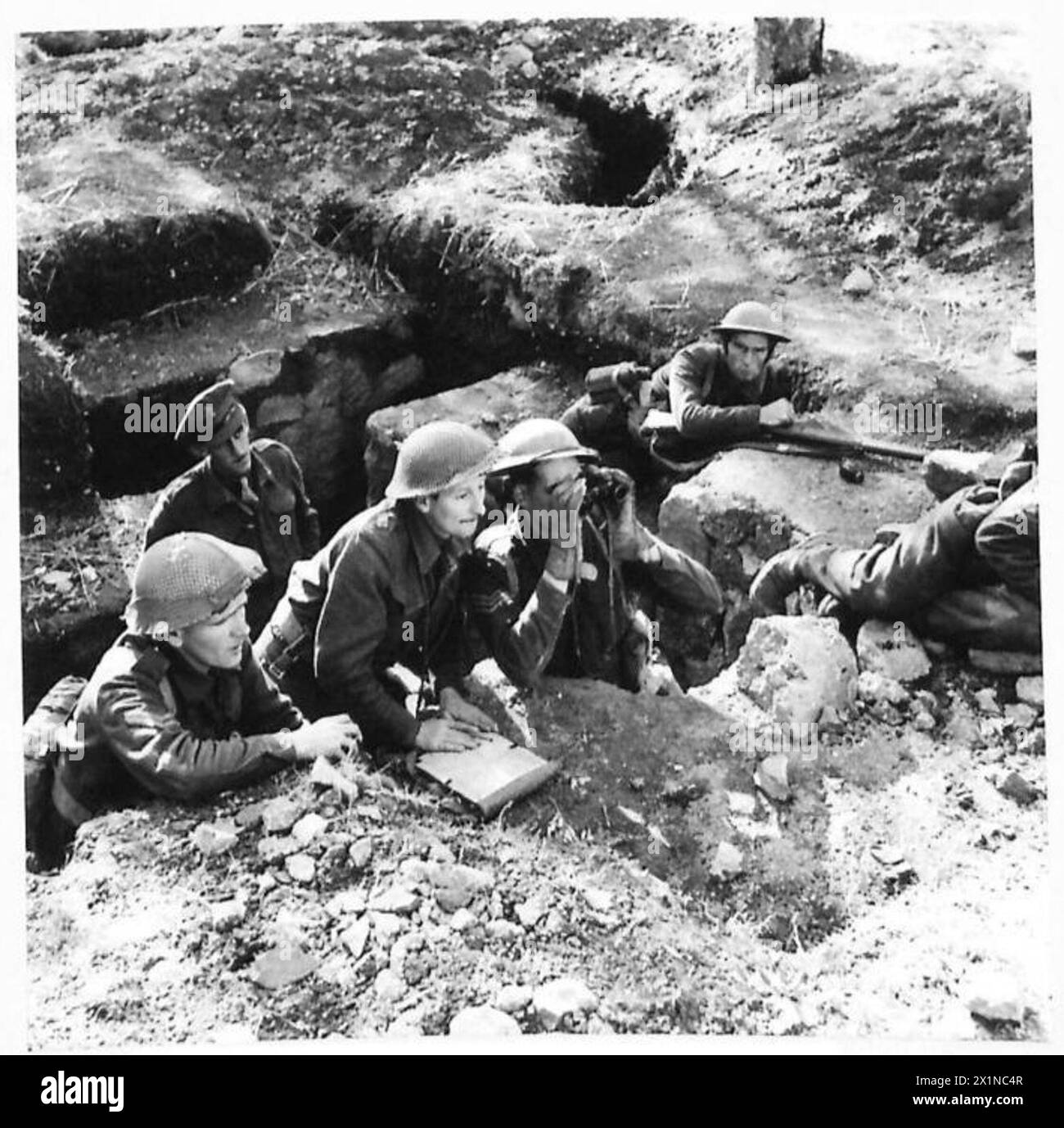 Ein Patrouillenkommandeur beschreitet einen Sergeant und Korporal mit einer Karte, um Pläne während einer Patrouille der britischen Fünften Armee in Italien zu erklären. Stockfoto