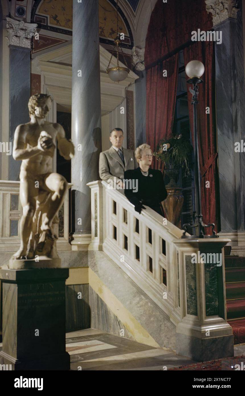 Der britische Botschafter in Italien, Sir Noel Charles, und Lady Charles posieren im Dezember 1944 in der Eingangshalle der britischen Botschaft in Rom. Stockfoto
