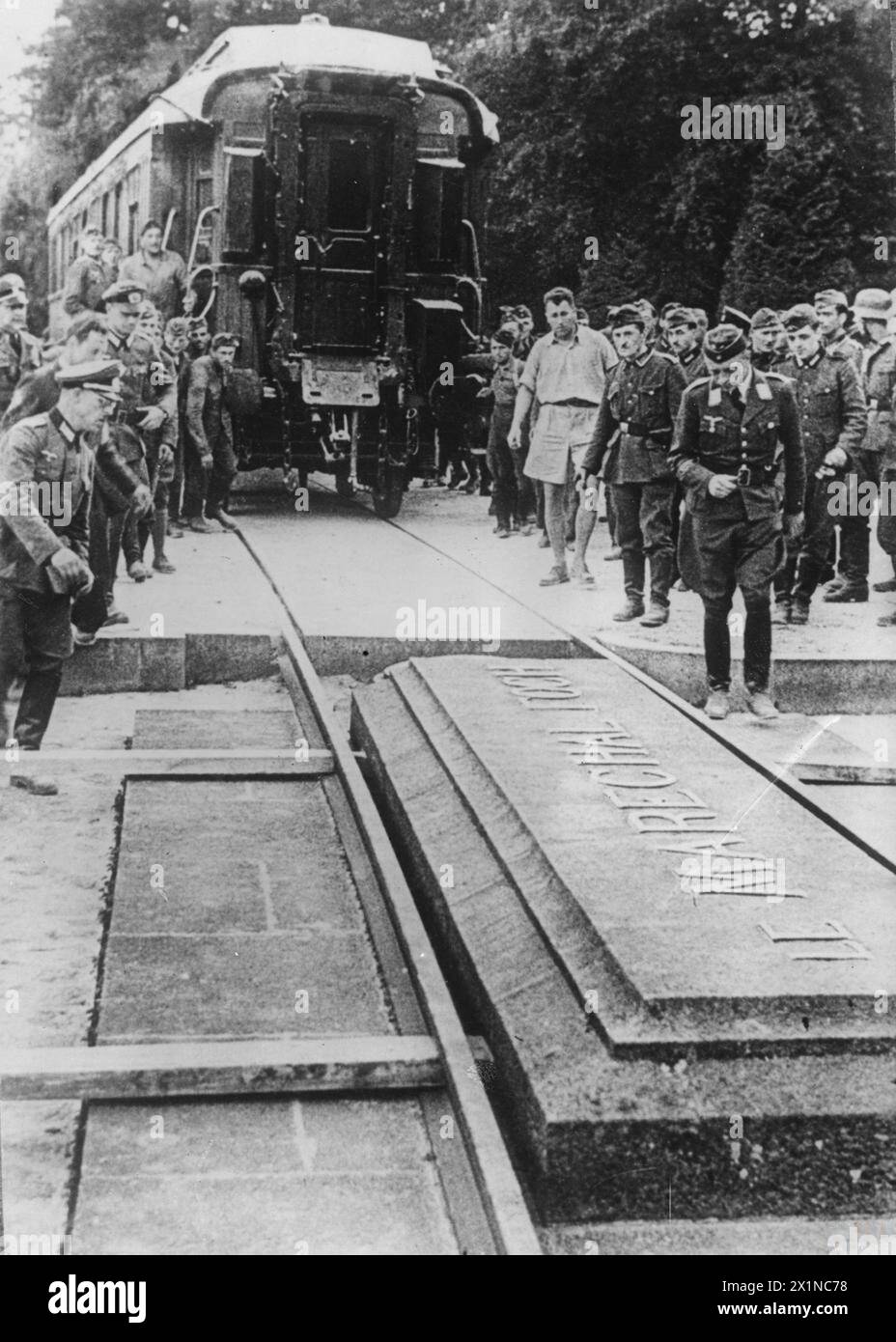 Am 22. Juni 1940 stellten deutsche Truppen einen Eisenbahnwagen im Compiegne-Wald auf, um Waffenstillstandsabkommen mit Frankreich zu unterzeichnen, was die 1918 von den Franzosen gegen Deutschland genutzte Position widerspiegelte. Stockfoto