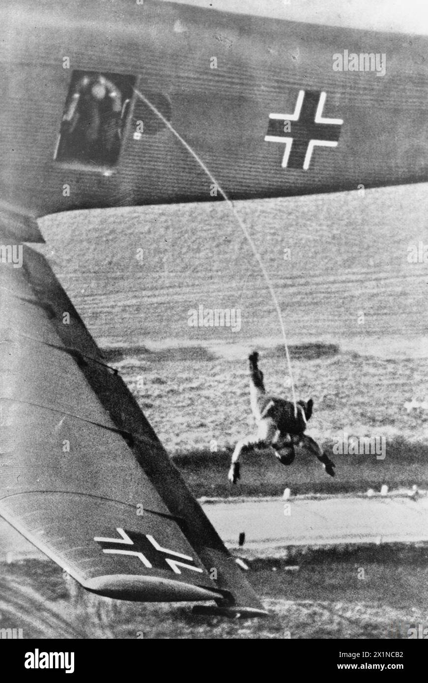 Deutsche Fallschirmtruppen werden während der deutschen Invasion in Holland am 10. Mai 1940 gesehen. Stockfoto