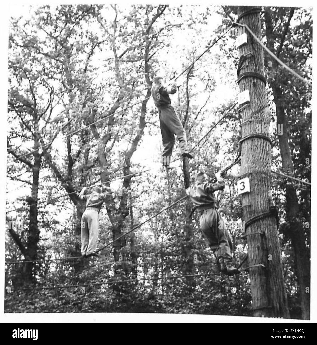 Die Kandidaten des war Office Selection Board navigieren durch Hindernisse im Rahmen des Bewertungsprozesses für die Rekrutierung und Offiziersauswahl der britischen Armee während des Zweiten Weltkriegs Stockfoto